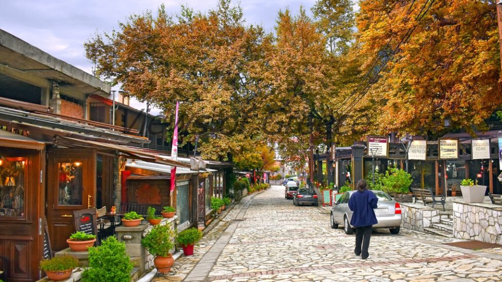 Ο κεντρικός πλακόστρωτος δρόμος της Ελάτης με τα καφέ και τις ταβέρνες