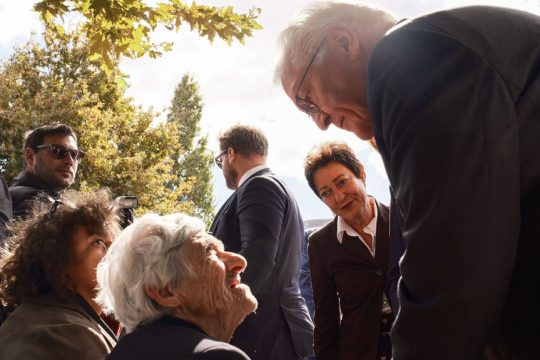 Η 97χρονη Δέσποινα Φιωτάκη, μία από τις ελάχιστες επιζήσασες του ολοκαυτώματος της 3ης Ιουνίου 1943, αρνήθηκε να δώσει το χέρι της στον Γερμανό πρόεδρο