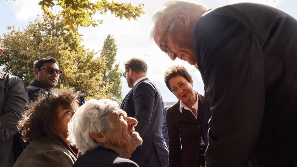 Η 97χρονη Δέσποινα Φιωτάκη, μία από τις ελάχιστες επιζήσασες του ολοκαυτώματος της 3ης Ιουνίου 1943, αρνήθηκε να δώσει το χέρι της στον Γερμανό πρόεδρο