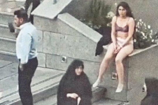 Στιγμιότυπο από βίντεο με τη νεαρή φοιτήτρια να έχει πετάξει τα ρούχα της