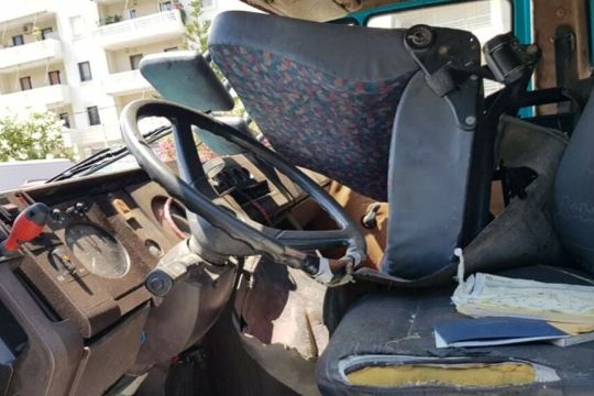 Το διπλό κάθισμα του συνοδηγού δεν ήταν στερεωμένο και πιθανότατα χτύπησε σφοδρά τον οδηγό