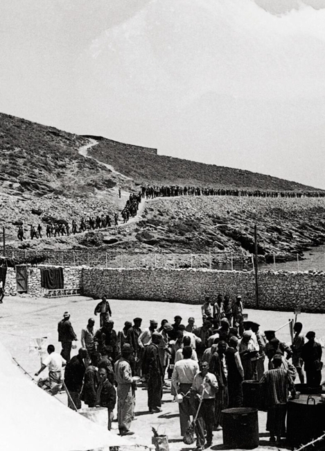 Γυάρος, Ιούνιος 1948. Σε πρώτο πλάνο η διανομή φαγητού και στο βάθος καταναγκαστικά έργα από κρατούμενους