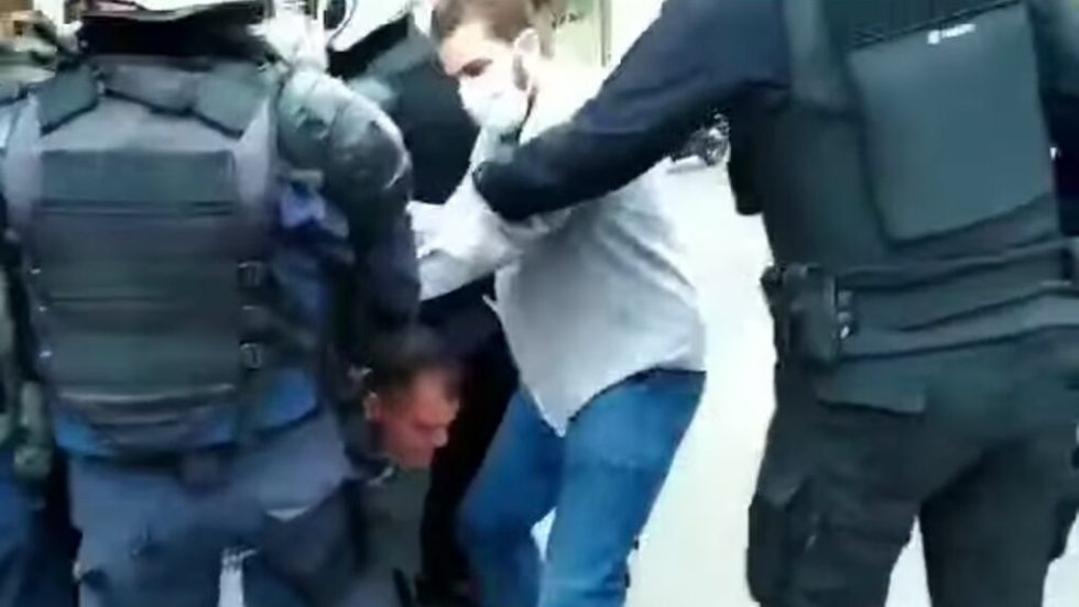 Φωτογραφία από το βίντεο της σύλληψης των μελών της οικογένειας στα Σεπόλια μετά την πορεία του Πολυτεχνείου το 2020