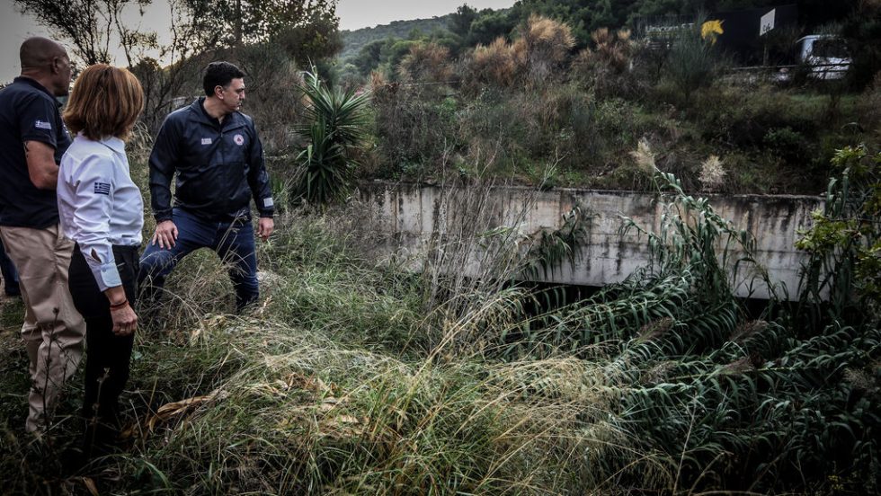 Αυτοψία του υπουργού Κλιματικής Κρίσης και Πολιτικής Προστασίας Βασίλη Κικίλια στο Μεγάλο Ρέμα Ραφήνας τον Οκτώβριο του 2023