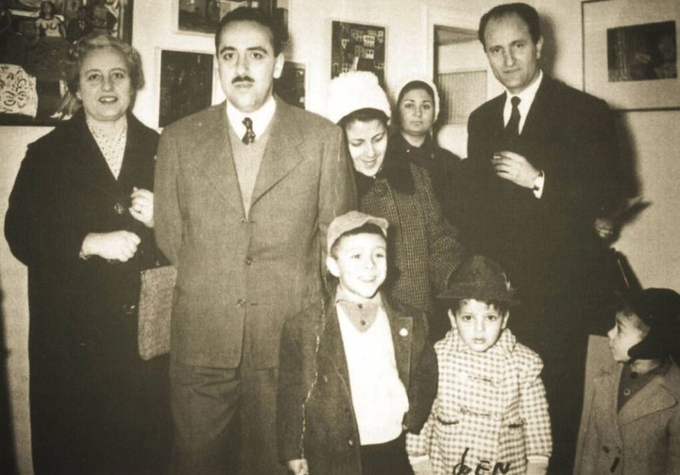 Ο Μάριος Χάκκας (δεξιά) στην έκθεση ζωγραφικής του Τάκη Σιδέρη (σε πρώτο πλάνο), εικονογράφου των βιβλίων του (Αθήνα, 1960)