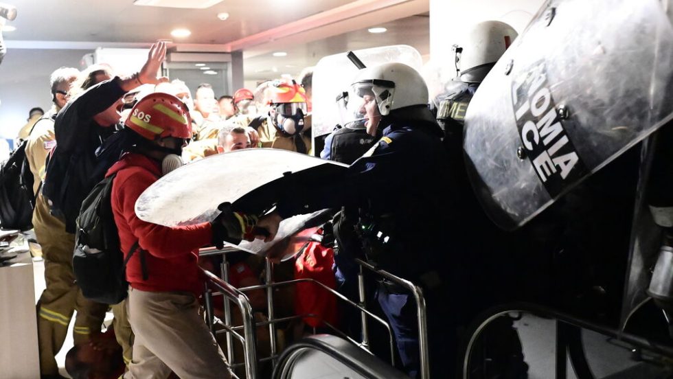 ΥΓ.: Στον δεξιό ελαιώνα τα ΜΑΤ δεν ήρθαν φέτος στο μάζεμα της ελιάς. Εδερναν τους εποχικούς πυροσβέστες