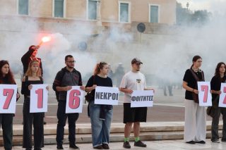 Με χαρτόνια μπροστά στη Βουλή που δείχνουν τον αριθμό των νεκρών φοιτητών και μαθητών στη Γάζα από τους ισραηλινούς βομβαρδισμούς