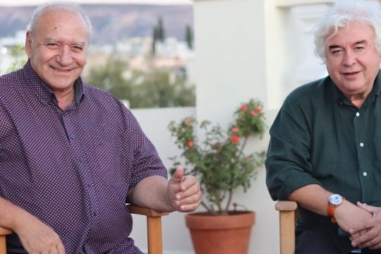Ο Γιάννης Μετζικώφ με τον Σταύρο Τσακίρη στη μοναδική βεράντα με θέα όλη την Αθήνα