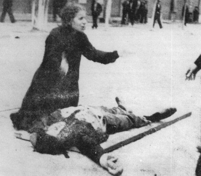 Μάης 1936. Η μάνα μοιρολογάει τον νεκρό γιο, εφ. «Ριζοσπάστης»