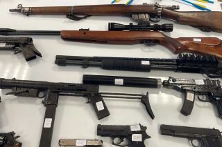 Κάποια από τα όπλα που βρέθηκαν στο «σούπερ μάρκετ» της Δυτικής Αττικής