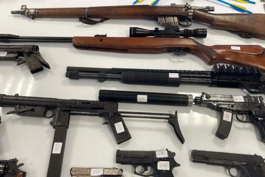 Κάποια από τα όπλα που βρέθηκαν στο «σούπερ μάρκετ» της Δυτικής Αττικής