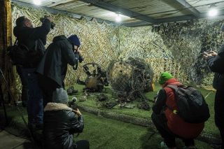 Δημοσιογράφοι φωτογραφίζουν τα θραύσματα πυραύλου τύπου Oreshnik που έπληξε την Ντνίπρο στις 21 Νοεμβρίου και σύμφωνα με τον Πούτιν, «δεν υπάρχει κανένα αντίμετρο για έναν τέτοιο πύραυλο»
