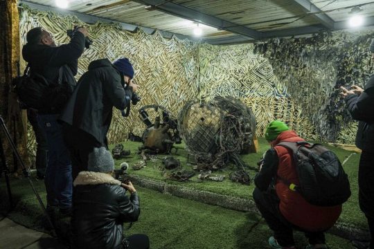 Δημοσιογράφοι φωτογραφίζουν τα θραύσματα πυραύλου τύπου Oreshnik που έπληξε την Ντνίπρο στις 21 Νοεμβρίου και σύμφωνα με τον Πούτιν, «δεν υπάρχει κανένα αντίμετρο για έναν τέτοιο πύραυλο»