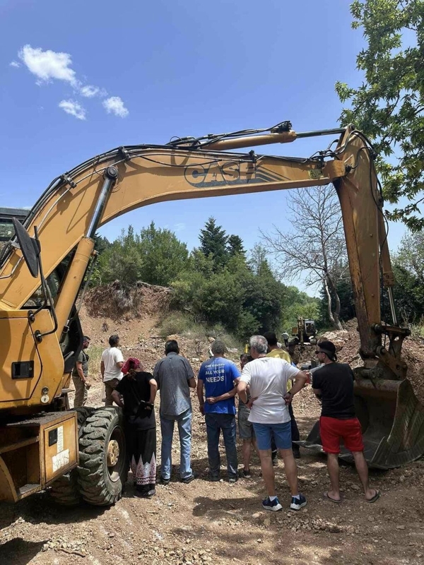 Κάτοικοι παρακολουθούν τις εργασίες κατασκευής του έργου