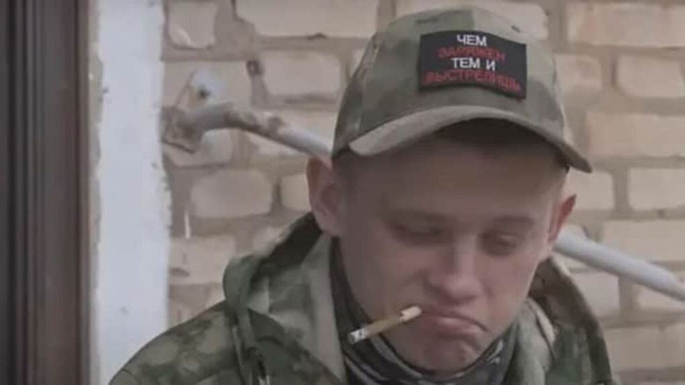 Σκηνή από την ταινία «Russians at War». Το παιδί αυτό είναι 19 ετών, ο καλύτερός του φίλος σκοτώθηκε δίπλα του, δεν ξέρει γιατί πολεμάει, αγαπάει την πατρίδα του και προσπαθεί να μη φοβάται τον θάνατο