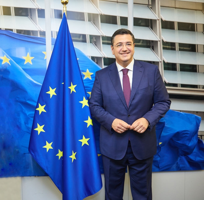 Απόστολος Τζιτζικώστας