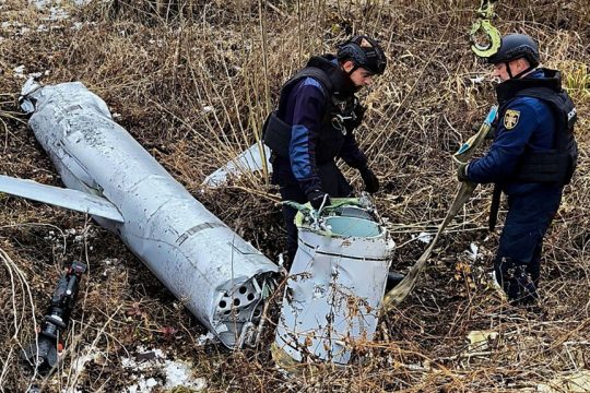 Ουκρανοί πυροτεχνουργοί ελέγχουν υπολείμματα ρωσικού πυραύλου