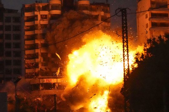 Πυκνός καπνός και φλόγες στη Νότια Βηρυτό ύστερα από χθεσινή ισραηλινή αεροπορική επιδρομή