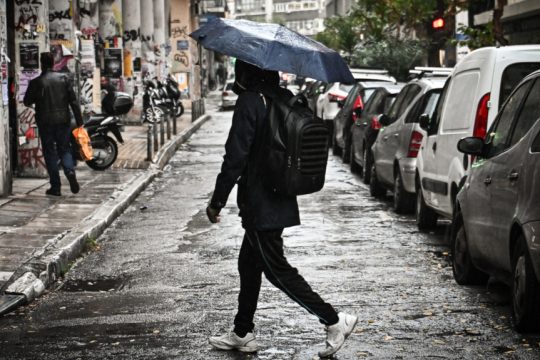 Καιρός: Χωρισμένη στα δύο η χώρα το Σαββατοκύριακο - Καταιγίδες, λασποβροχές και ζέστη