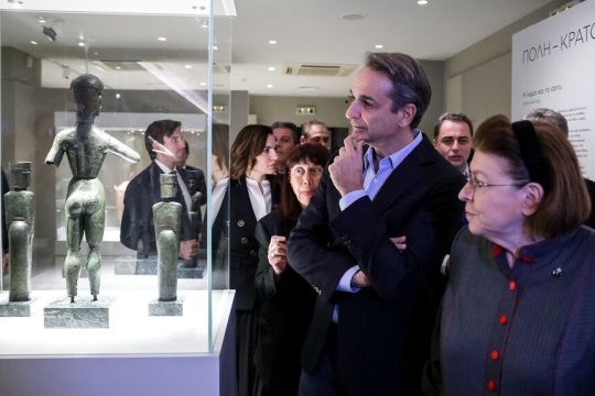 Ο Κυρ. Μητσοτάκης με τη Λίνα Μενδώνη στα εγκαίνια της έκθεσης «Εκατόμπολις», στο Αρχαιολογικό Μουσείου Ηρακλείου