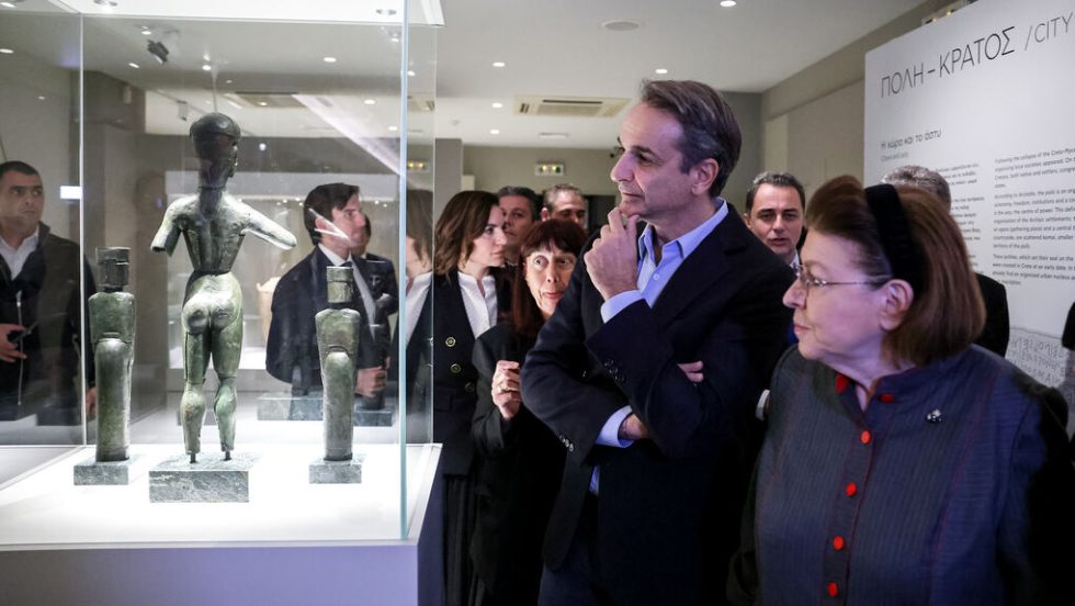 Ο Κυρ. Μητσοτάκης με τη Λίνα Μενδώνη στα εγκαίνια της έκθεσης «Εκατόμπολις», στο Αρχαιολογικό Μουσείου Ηρακλείου