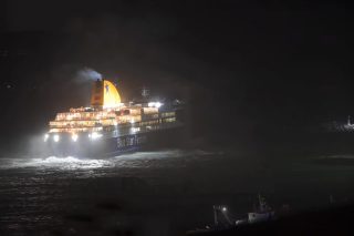 To «Blue Star Delos» δεν κατάφερε να προσεγγίσει στο λιμάνι της Νάξου, καθώς έπνεαν άνεμοι εντάσεως 9 Μποφόρ και ο φάρος στον κυματοθραύστη στην είσοδο του λιμανιού ήταν σβηστός