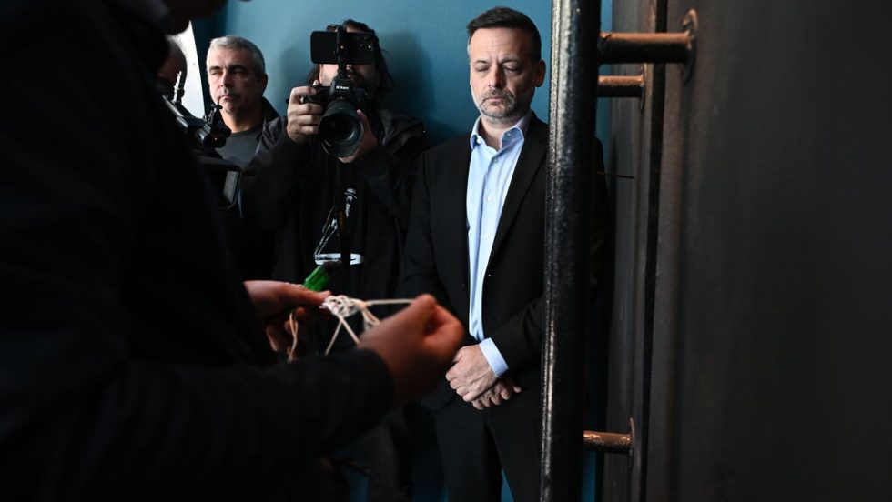 Ο Χάρης Δούκας επιτηρεί το σφράγισμα του διαβόητου κλαμπ της οδού Βουλιαγμένης στις 31 Οκτωβρίου