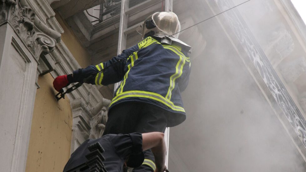 Στιγμιότυπο από την κατάσβεση της πυρκαγιάς στην τράπεζα Marfin, μέσα στην οποία χάθηκαν τρεις εργαζόμενοι κατά τη διάρκεια μαζικής απεργιακής, αντιμνημονιακής πορείας τον Μάιο του 2010