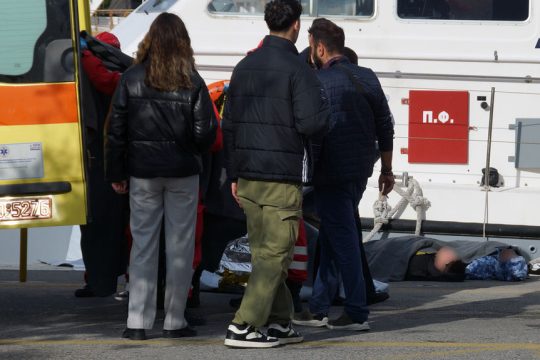 Σοροί προσφύγων που πνίγηκαν στο ναυάγιο στην προβλήτα του λιμανιού της Ρόδου
