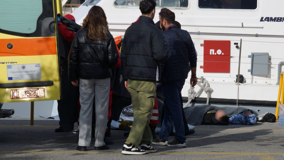 Σοροί προσφύγων που πνίγηκαν στο ναυάγιο στην προβλήτα του λιμανιού της Ρόδου