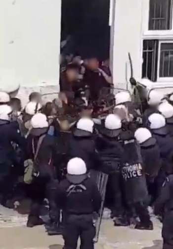 Στιγμιότυπο από καταστολή στην Κόρινθο