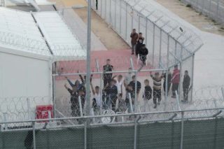 Κρατούμενοι πίσω από τα συρματοπλέγματα στο Παρανέστι