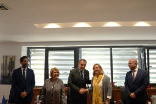Από αριστερά: ο γ.γ. Ευάλωτων Πληθυσμών και Θεσμικής Προστασίας Ηρακλής Μοσκώφ, η υφυπουργός Μετανάστευσης και Ασύλου Σοφία Βούλτεψη, ο υπουργός Νίκος Παναγιωτόπουλος, η πρόεδρος της ΜΕΤΑδρασης Λώρα Παππά, ο γ.γ. Μεταναστευτικής Πολιτικής Μάνος Λογοθέτης