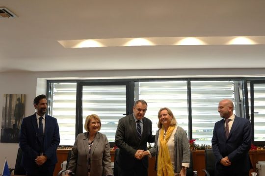 Από αριστερά: ο γ.γ. Ευάλωτων Πληθυσμών και Θεσμικής Προστασίας Ηρακλής Μοσκώφ, η υφυπουργός Μετανάστευσης και Ασύλου Σοφία Βούλτεψη, ο υπουργός Νίκος Παναγιωτόπουλος, η πρόεδρος της ΜΕΤΑδρασης Λώρα Παππά, ο γ.γ. Μεταναστευτικής Πολιτικής Μάνος Λογοθέτης