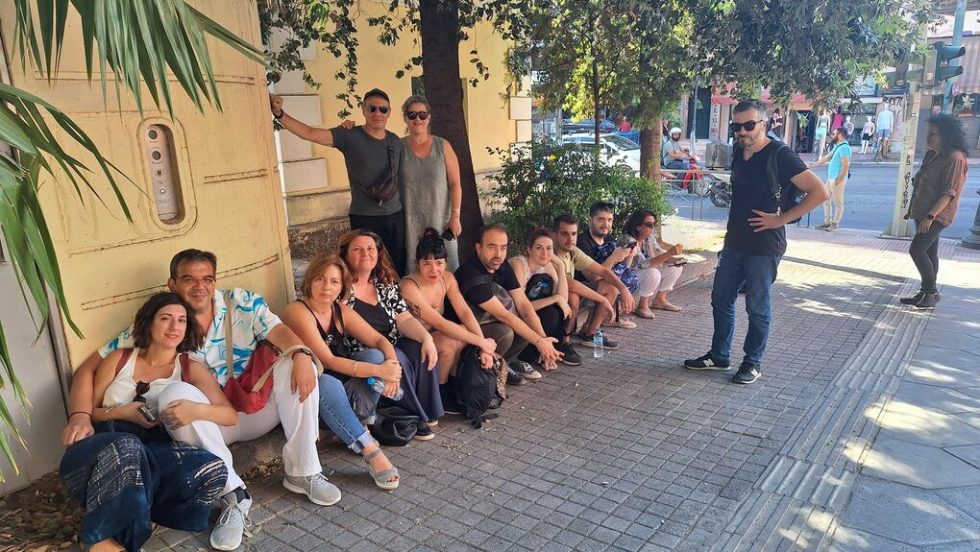 Περιμένοντας μάταια για μια συνάντηση έξω από την Πολιτική Γραμματεία του ΣΥΡΙΖΑ