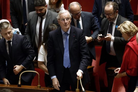 Ο Μισέλ Μπαρνιέ τη στιγμή που... παίρνει το καπελάκι του και φεύγει, έχοντας ηττηθεί