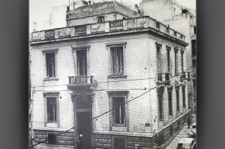 Το παλιό κτίριο της Ενώσεως Συντακτών Ημερησίων Εφημερίδων Αθηνών, στη γωνία Ακαδημίας 20 και Βουκουρεστίου, το οποίο κατεδαφίστηκε το 1962 και στη θέση του είναι σήμερα το μέγαρο της ΕΣΗΕΑ