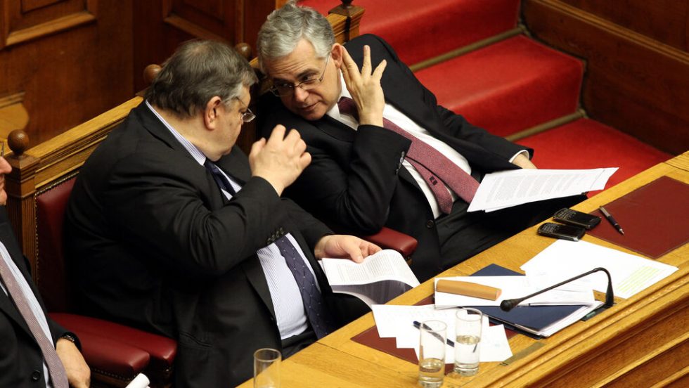 Το 2012 ο πρωθυπουργός Λουκάς Παπαδήμος συνομιλεί με τον αντιπρόεδρο της κυβέρνησης και υπουργό Οικονομικών Ευάγγελο Βενιζέλο στη Βουλή, στην ψηφοφορία για το δεύτερο μνημόνιο