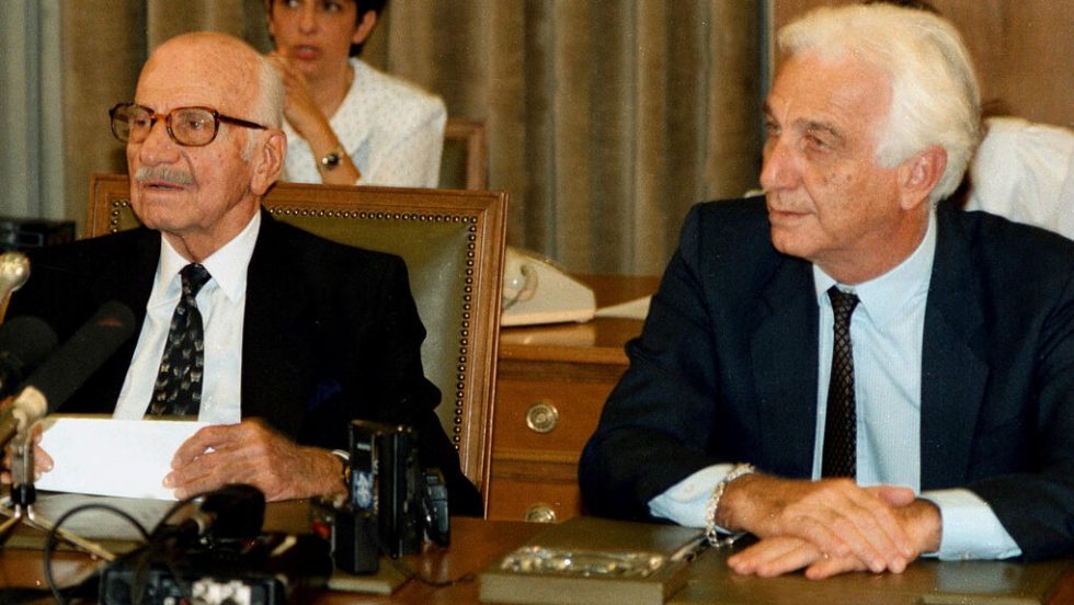 Ο Ξενοφών Ζολώτας με τον Τζαννή Τζαννετάκη (δεξιά) σε Υπουργικό Συμβούλιο τον Νοέμβριο του 1989