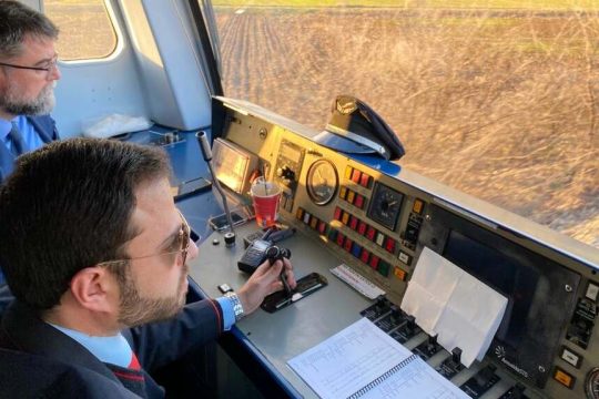 Ο Βασίλης Οικονόμου σε τρένο στην Αλεξανδρούπολη