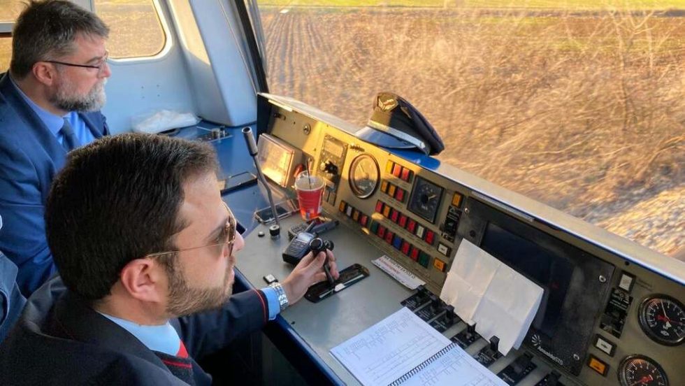 Ο Βασίλης Οικονόμου σε τρένο στην Αλεξανδρούπολη