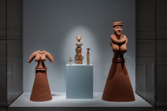 Γενική άποψη της έκθεσης «Κυκλαδίτισσες: Αγνωστες ιστορίες γυναικών των Κυκλάδων»