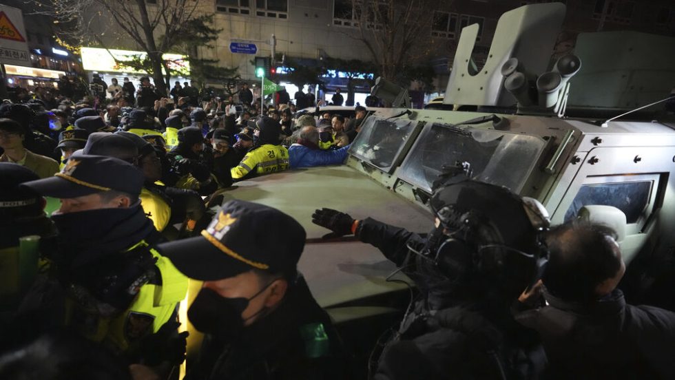 Βουλευτές της αντιπολίτευσης και μερικές εκατοντάδες αποφασισμένοι για όλα απλοί πολίτες κατάφεραν να σταματήσουν τους πάνοπλους στρατιώτες στη Νότια Κορέα