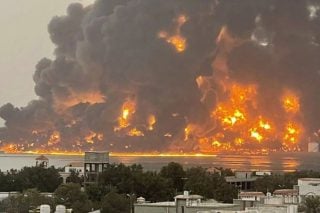 Η Χοντέιντα καίγεται στο όνομα της ελεύθερης ναυσιπλοΐας, της δημοκρατίας και του πολιτισμού