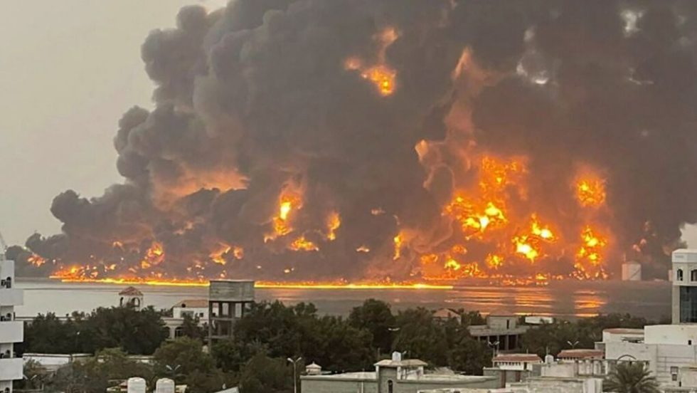 Η Χοντέιντα καίγεται στο όνομα της ελεύθερης ναυσιπλοΐας, της δημοκρατίας και του πολιτισμού