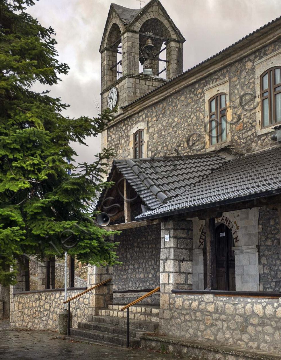 Στην πλατεία του Αμάραντου ξεχωρίζει ο ναός του Αγίου Γεωργίου, κτίσμα του 19ου αιώνα