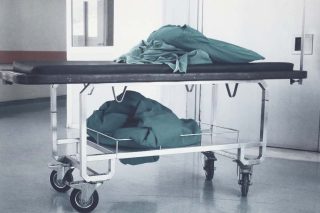 Φορείο σε διάδρομο νοσοκομείου