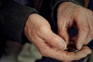 Η Ελλάδα δεύτερη στην Ε.Ε. στα υψηλότερα ποσοστά φτώχειας - Τι προτείνει η Κομισιόν