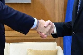 Χειραψία Μητσοτάκη- Ανδρουλάκη