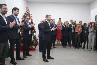 Ο Νίκος Ανδρουλάκης ακούει τα χριστουγεννιάτικα κάλαντα στη Χαριλάου Τρικούπη. Μαζί του και οι Ανδρέας Σπυρόπουλος, Λευτέρης Καρχιμάκης και Κώστας Τσουκαλάς